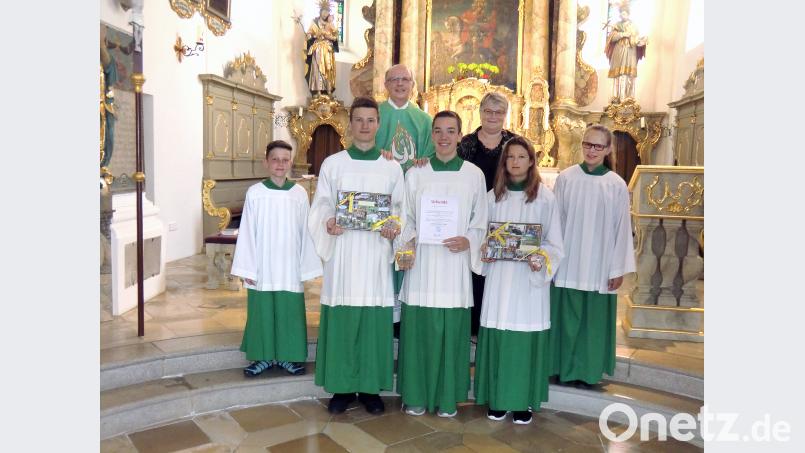 Pfarrer Herbert Rösl und Mesnerin Renate Pflug verabschiedeten mit guten Wünschen und kleinen Erinnerungsgaben drei Ministranten der Pfarrei Niedermurach (vorne von links) Stefan Luber, Jonas Prey und Lena Luber. boj