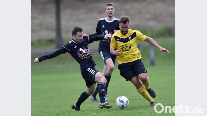 Vor dem Kulmainer Torjäger Nicolas Pusiak (rechts) hat Aufsteiger SV Grafenwöhr gehörigen Respekt. Das Derby zum Start der Bezirksliga-Saison verspricht jede Menge Spannung. Alfred Schwarzmeier
