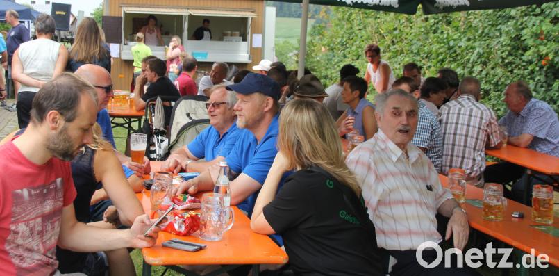 Zunächst konnte noch im Freien gefeiert werden, doch dann mussten die Gäste samt Tischen und Bänken in die Feuerwehrgerätehalle „ausweichen“. frd