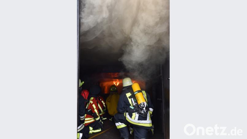 Dichter dunkler Rauch quillt aus dem Container. mde