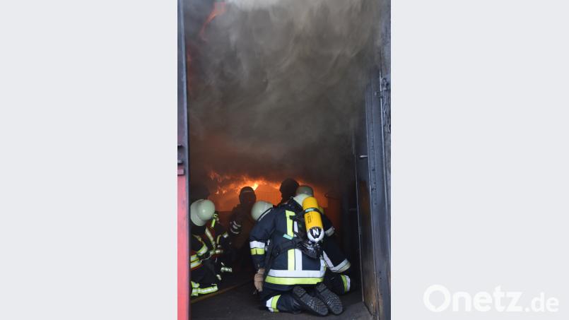 Flammenzungen sind in den Rauchschichten zu sehen. mde