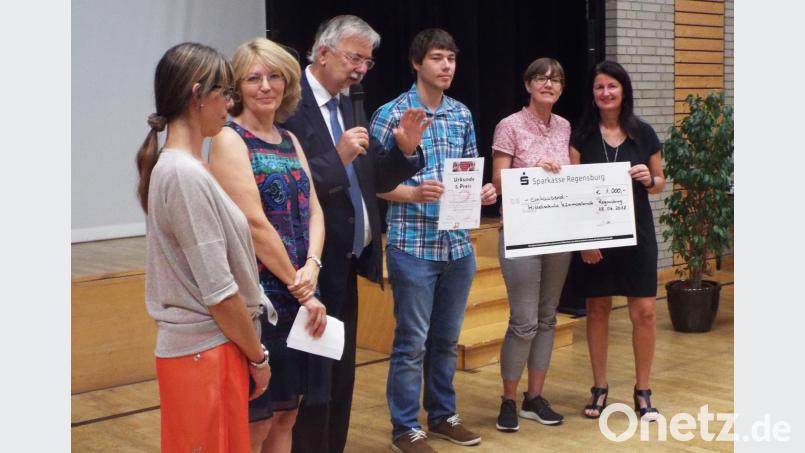Mit 1000 Euro dotiert ist der 1. Preis, den die Kümmersbrucker Mittelschule einheimste (von links): Ilona Kroneberg, Irene Hug (Gesundheitsamt Amberg), Heribert Fleischmann (Vorsitzender Oberpfälzer Suchtarbeitskreis), Michael Schejstal (Jugendsozialarbeit), Klassleiterin Christa Meyer und Fachlehrerin Martina Spies. e