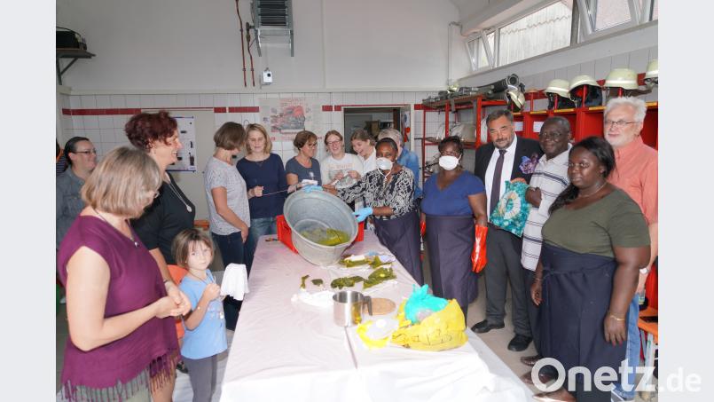 Coumba Seydi (Fünfte von rechts) zeigte in Albersrieth die Herstellung von Batik - Artikeln fvo