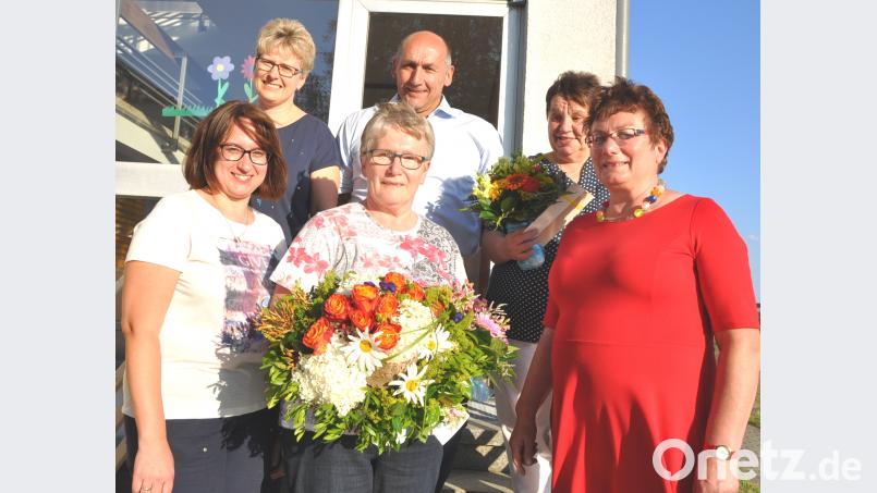 Nach 20 Jahren als Reinigungskraft an der Schule Tännesberg geht Irmgard Kappl (vorne, Mitte) in den verdienen Ruhestand.Dafüür dankten ihr Schulleiterin Ulrike Uhlemann (rechts), Elternbeiratsvorsitzende Edeltraud Zitzmann, Bürgermeister Max Völkl (hinten, Mitte) und Karin Bartmann (links) vom Elternbeirat. Dieser sagte auch Rita Burger (rechts) ein Dankeschön es