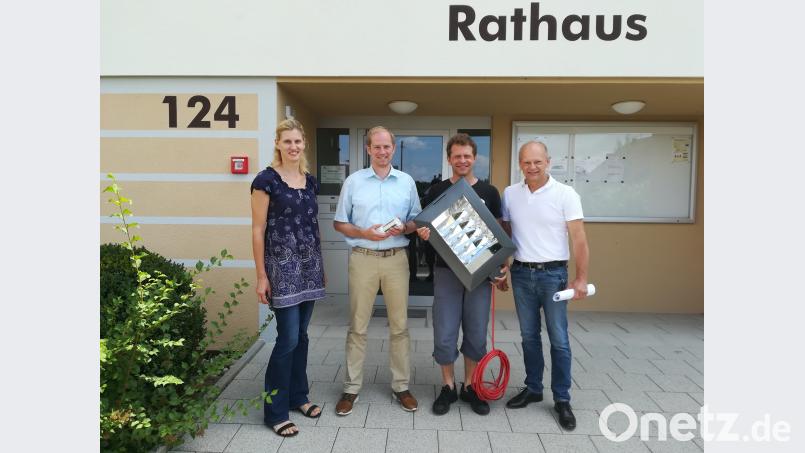 Netzcenter-Leiterin Katja Lindner, Bürgermeister Konrad Kiener, Wolfgang Geitner und Gerhard Schmerber (von links) vor dem Rathaus. exb