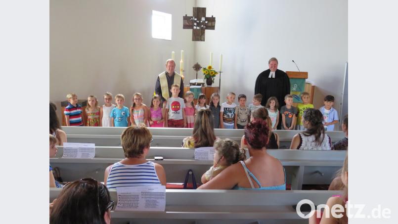 Pfarrer Ulrich Gruber (rechts) und Pfarrer Markus Nees (links) gaben den Maxis den Segen . adj