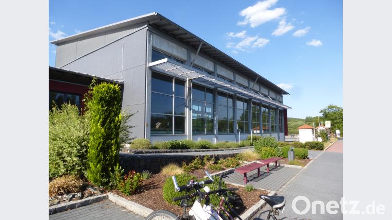 Die Fensterfront an der Südseite des Hallenbads wird ausgetauscht. Die alten Elemente sind marode. bk