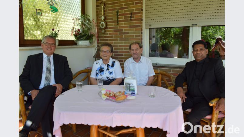 Bürgermeister Richard Tischler (links) und Pfarrer Pater Georg Prampilthadathil (rechts) gratulierten den Eheleuten Erna und Johann Zwack zur Diamantenen Hochzeit. bnr