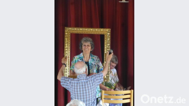 Nach 33 Jahren verabschieden die Neuhauser, Windischeschenbacher und Wurzer Seniorengemeinschaften ihre Leiterin Brigitte Pilz in den Ruhestand. Agathe Rippl von den Wurzer Senioren bringt ein ganz besonderes Geschenk mit – ein Bild „Brigitte in Öl“. ser