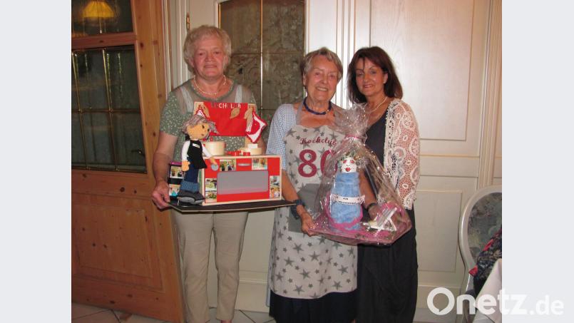 Margreth Leupold (Mitte) feierte mit ihren Kochkursdamen ihren 80. Geburtstag. Die Feier organisierten Isolde de Lange (rechts) und Angelika Janner (links) die fantasivoll gesaltete Geschenke überreichten. sei