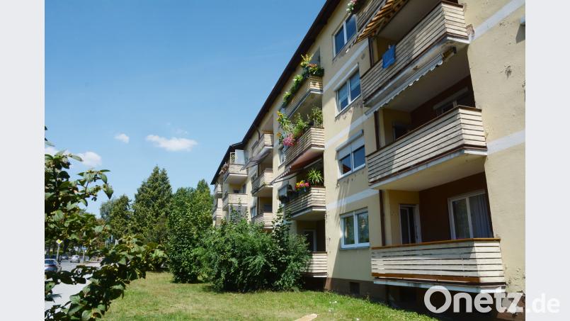Blick auf den Block Leimbergerstraße 39 bis 43 a. Die Fenster sind schon erneuert. Doch Fassaden und Balkone sind stark sanierungsbedürftig. Bild: Schönberger gsb