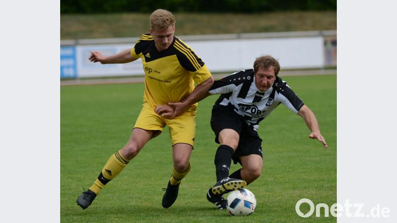 Gegner in gelb und schwarz (hier Burglengenfeld) kennt der 1. FC Schwarzenfeld (im Bild Thomas Bayerl, rechts) auch aus der vergangenen Saison: In der Bezirksliga geht&#039;s nun zu den Gelb-schwarzen nach Amberg. ham