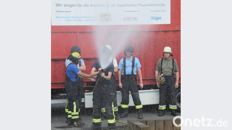Die Teilnehmer trainieren den Umgang mit dem Hohlstrahlrohr. Durch die Abgabe von mehreren kurzen Sprühstößen im Winkel zur Decke des Raumes können der heiße Rauch und das Feuer gut abgekühlt werden. mde