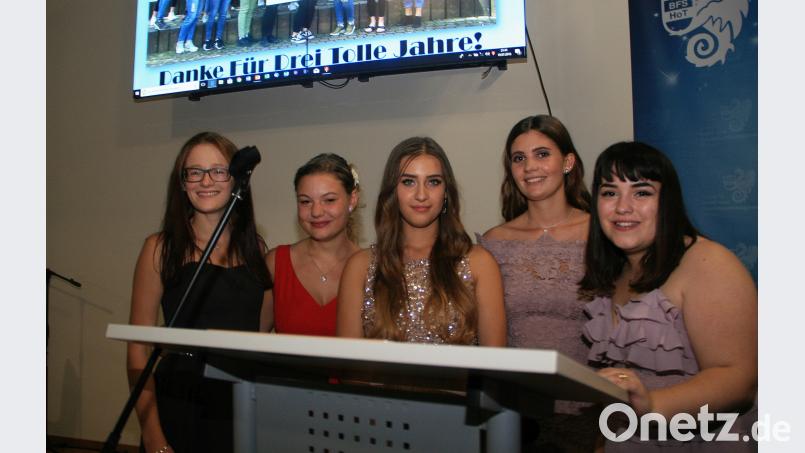 Im Namen der Absolventen bedankten sich (von links) Franziska Hertel, Eva-Maria Köbler, Anna-Lena Graf, Isabel Sommerer und Alexa Schumann für die &quot;schöne Ausbildungszeit&quot; in Wiesau. wro