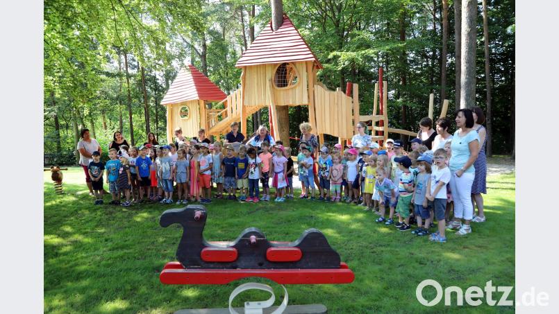 Die Mädchen und Buben des Kindergartens Regenbogen in Wackersdorf dichteten „The Lion Sleeps Tonight“ um. Im Refrain sangen knapp 80 Kinder: „I gfrei mi so“. Gerhard Götz