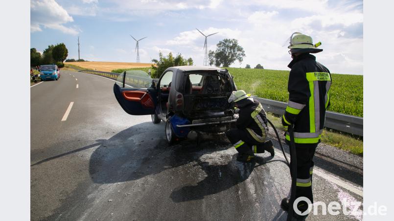 Ein Smart ist am Freitag nachmittag am Steinbacher Berg in Brand geraten. Die beiden Insassinnen konnten sich retten. rw