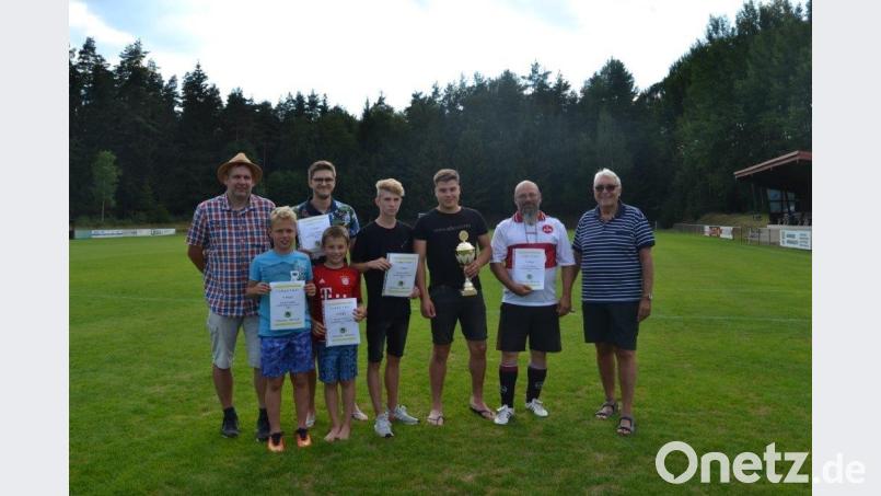 Turnierleiter Klaus Brunner (links) und Bürgermeister Josef Hecht (rechts) gratulieren den Mannschaftsführern Kulmainer Straße (von links), FC Bayern Stammtisch, Dorfgemeinschaft Plößberg, Gemeindemeister Eichenring und Clubfreunde. jlr