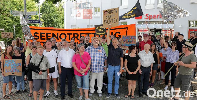 Eine andere Flüchtlingspolitik ist nötig, um Flüchtlinge vor dem Ertrinken zu retten, bekundeten die Teilnehmer bei der Kundgebung. Im Namen der Veranstalter bedankte sich Hans Lauterbach von „Sulzbach-Rosenberg hilft“ (Mitte, mit Schild) für die große Teilnahme. Bild: Steinbacher