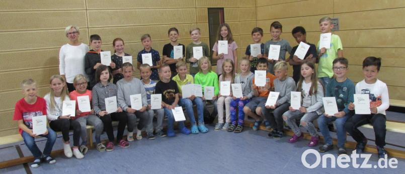 Voller Stolz präsentieren die Kinder der Grundschule Immenreuth ihre Ehrenurkunde, die sie errungen haben. Rektorin Gudrun Lehner gratulierte allen jungen Teilnehmern und Teilbei den diesjährgen Bundesjugendspielen in der Grundschule. mez