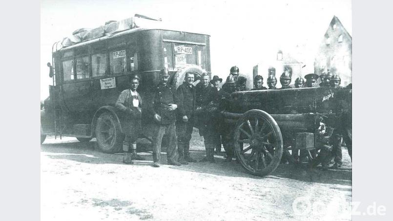 Dieses Bild von 1932 zeigt das erste motorisierte Fahrzeug der Feuerwehr Tirschenreuth. Mit einem ehemaligen Postauto konnte Mannschaft und Ausrüstung transportiert werden. Feuerwehr Tirschenreuth
