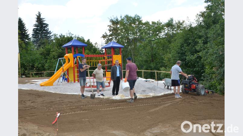 Der Feuerwehr mit den Vorsitzenden Reinhard Wiesent und Richard Seegerer haben es die Böhmischbrucker Kinder in erster Linie zu verdanken, dass sie nicht nur neue Spielgeräte sondern auch einen größeren Spielplatz erhielten. Die Kosten in Höhe von 15 000 Euro übernahm die Stadt, die auch für die professionelle Aufstellung der Spielgeräte sorgte. dob