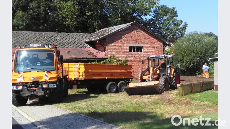 Die Gemeindearbeiter richten das Umfeld des Schlachthauses her, damit der Startschuss am Montag mit einem Fest über die Bühne gehen kann. ld