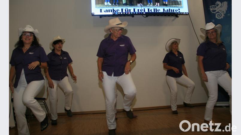 Auf der Bühne agierten die Line-Dancer aus Mitterteich. wro