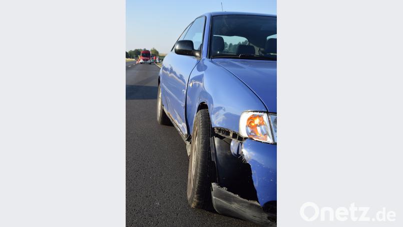 Durch den Aufprall des Audi A3 mit der rechten Fahrzeugfront auf den linken Vorderreifen des Traktors wird das Auto ebenfalls stark beschädigt. Der Autofahrer kommt nach der Weiterfahrt im Straßengraben durch Gegenlenken wieder zurück auf die Straße. mde