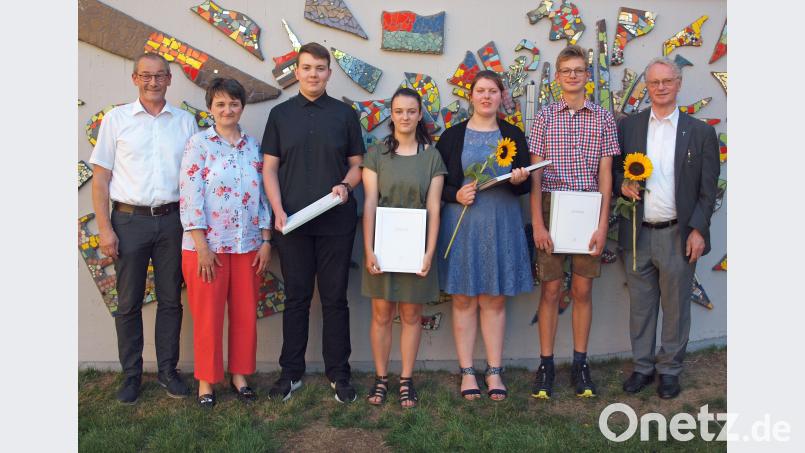 Pfarrer Pater Hermann Sturm (rechts), Riedens Bürgermeister Erwin Geitner als Vertreter des Schulverbandes und Rektorin Helga Gradl (von links) gratulieren den Quali-Besten Phillip Eichenseer (1,9), Marie Fleischmann (2,1), Svenja Prifling (1,2) und Louis Weigert (2,1, ab Drittem von links). Bild: sön sön
