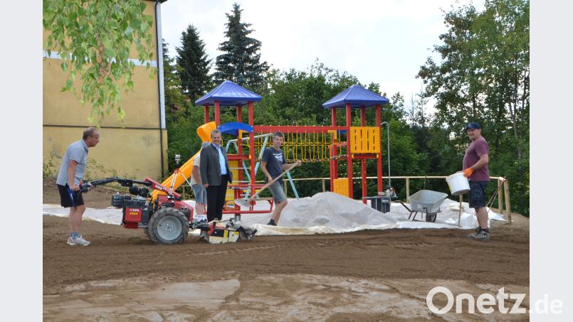 Der Feuerwehr mit den Vorsitzenden Reinhard Wiesent und Richard Seegerer haben es die Böhmischbrucker Kinder in erster Linie zu verdanken, dass sie nicht nur neue Spielgeräte sondern auch einen größeren Spielplatz erhielten. Die Kosten in Höhe von 15 000 Euro übernahm die Stadt, die auch für die professionelle Aufstellung der Spielgeräte sorgte. dob