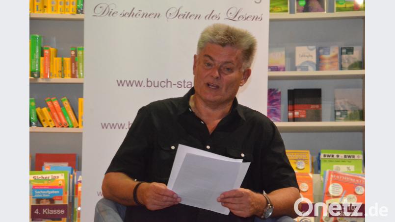 Raimund A. Mader liest aus "Das Kafka-Manuskript", seinem neuesten Kriminalroman. Bild: Kunz Kunz