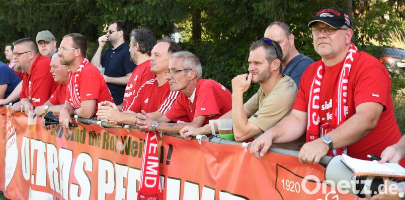 An der Unterstützung der Anhänger liegt es nicht, dass die SpVgg Pfreimd noch auf den ersten Zähler in der Landesliga wartet. Auch beim ASV Cham werden die Bernklau-Schützlinge wieder lautstark angefeuert. btg