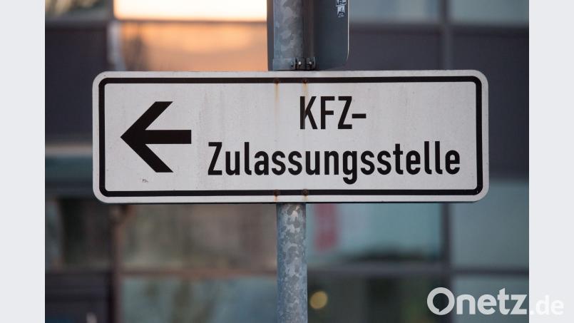 "KFZ-Zulassungsstelle" steht auf einem Schild. Armin Weigel/dpa