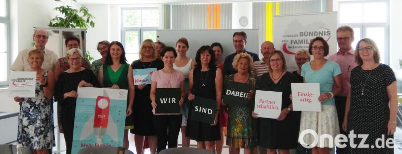 Die Akteure des Lokalen Bündnisses für Familien mit den beiden Bündniskoordinatorinnen Helga Forster (vorne links) und Dorothea Seitz-Dobler (vorne, zweite von links) beim Status-Workshop. exb