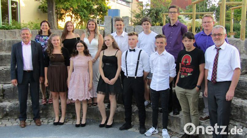 Ehrung der Klassenbesten - vorne von links: Bgm. Joachim Neuss, Sarah Mühlbauer, Verena Akdemir, Selina Bohun, Sebastian Braun, Alex Laur, Lukas Böttcher, Rektor Ferdinand Höllerer, zweite Reihe von links: Konrektorin/Klasslehrerin Renate Schmidt, Lea Kohler, Lotte Wittmann, Niklas Heringklee, Patrick Schedl, Pascal Bachsteffel, Klasslehrer Patrick Legien sck