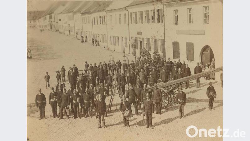 Im Jahr 1873 traf sich die Tirschenreuther Feuerwehr zu einer gemeinsamen Übung am Marktplatz. Mit im Gepäck hatten sie eine Pumpmaschine, eine ausziehbare Leiter und eine große Menge an Löscheimern. Feuerwehr Tirschenreuth