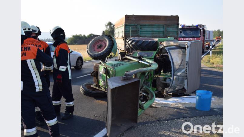 Als der Fahrer des Traktors von der Staatsstraße nach links in einen Feldweg abbiegen will, wird dieser von einem Auto überholt. Der Audi kracht auf das Vorderrad des Schleppers. Die landwirtschaftliche Zugmaschine stürzt um. mde