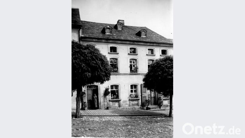 Hier war nach dem Zweiten Weltkrieg das Restaurant und Café Weidlberger beheimatet. In das Anwesen am Karlsplatz 23 ging’s unter anderem zum Brotzeitmachen und zum Schafkopfspielen. Aber auch die Musikbox war eine Attraktion. hev
