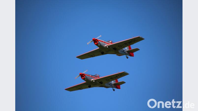 Die Kunstflugstaffel Aero Gera ist mit ihren beiden tschechischen Zlin-Maschinen Gast des Fliegerfestes zeigt Formationsflug sowie manchmal spektakulär anmutendes Ballonstechen.	Bild: (luf) (luf)