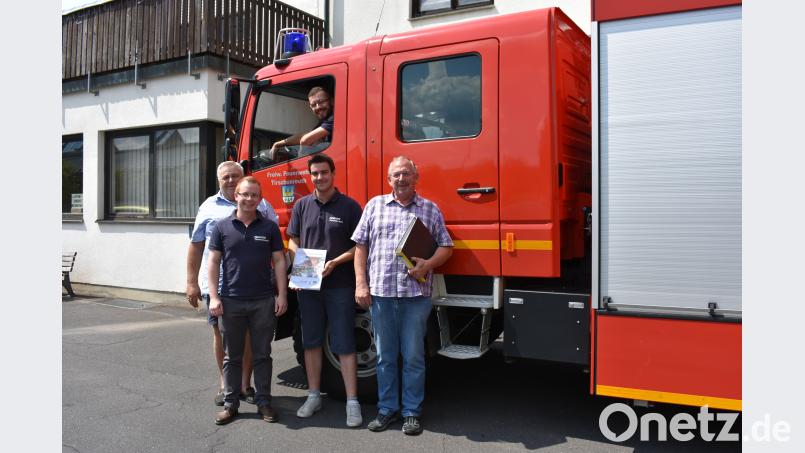 Die Mitglieder der Tirschenreuther Feuerwehr präsentierten die neue Festschrift zum 150-jährigen Jubiläum. lue