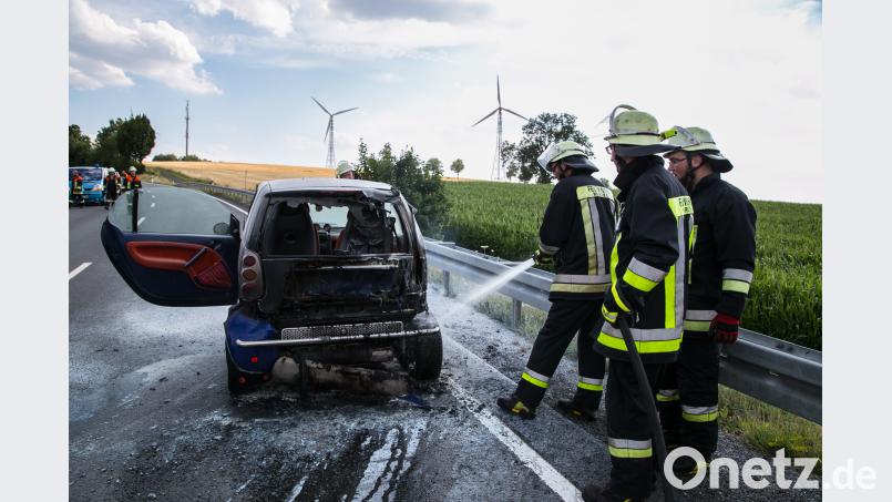 Ein Smart ist am Freitag nachmittag am Steinbacher Berg in Brand geraten. Die beiden Insassinnen konnten sich retten. rw
