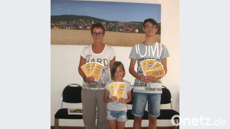 Den druckfrischen Ferienprogrammflyer stellen Petra Reil von der Marktverwaltung, die Bürgermeister - Enkeltochter Veronika Beimler und Gemeinde -Praktikant Tobias Sollfrank (von links) vor. fvo