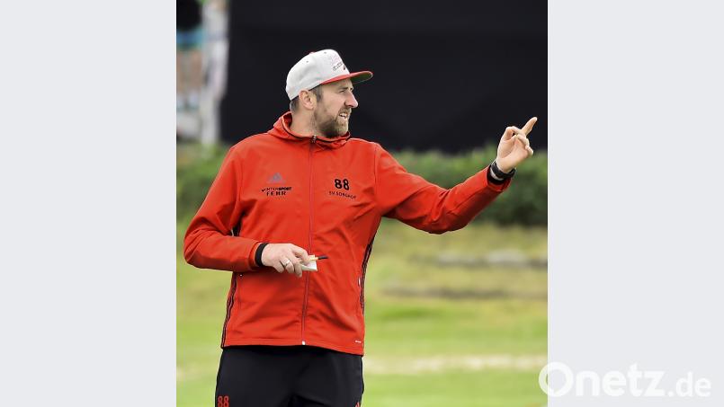 Sorghofs Trainer Hans-Jürgen Plößl erhofft sich vom ersten Spiel gegen den TuS Kastl einen Fingerzeig, in welche Richtung die Reise in dieser Saison geht.
Bild: Ziegler Hubert Ziegler