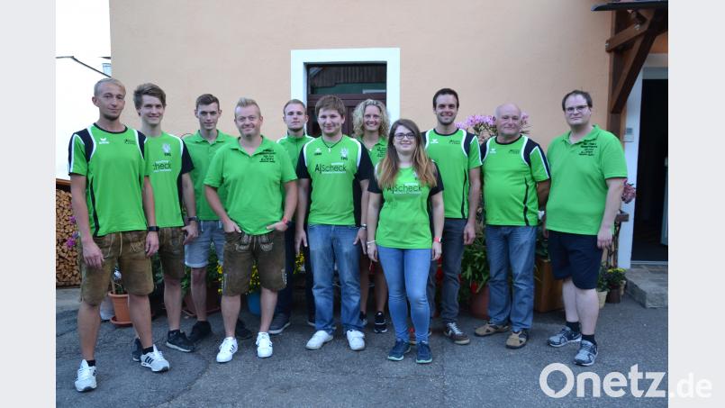 Der Schützenverein Gebhardsreuth feiert Saisonabschluss. Die zweite Mannschaft steigt in die Gauoberliga und die dritte von der C- in die B-Klasse auf. Darüber freut sich auch Schützenmeister Stefan Brandmiller (rechts). gi