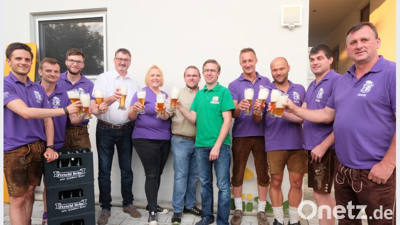 Traditionell veranstaltet die Faschingsgesellschaft die Stullner Kirwa am letzten Augustwochenende. Der „Ferschl-Bräu“ lud zur Bierprobe ein. Brauer Jürgen Ferschl (grünes Hemd) Bürgermeister Hans Prechtl, Präsidentin Marion Raab und Koch Christian Farchmin (Vierte bis Sechste von links) sowie die Mitglieder (von rechts) Georg Raab, Robert Gresser, Bernhard Kloner, Helmut Sorgenfrei und (von links) die beiden „Vizes“ Andreas Pusch, Reinhard Schönberger und Matthias Harrer stießen auf ein gutes Gelingen an. ohr