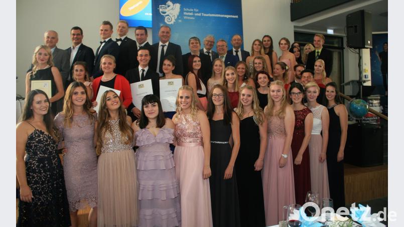 Nach der Zeugnisübergabe stellten sich die Absolventen, zusammen mit den Ehrengästen zu einem Gruppenfoto in der Berufsschulaula. wro