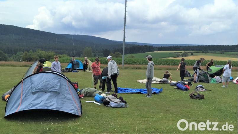 Die Schülerinnen und Schüler der 5. und 6. Klasse der Mittelschule bauen ihre Zelte auf. rgr
