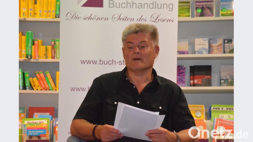 Raimund A. Mader liest aus "Das Kafka-Manuskript", seinem neuesten Kriminalroman. Bild: Kunz Kunz