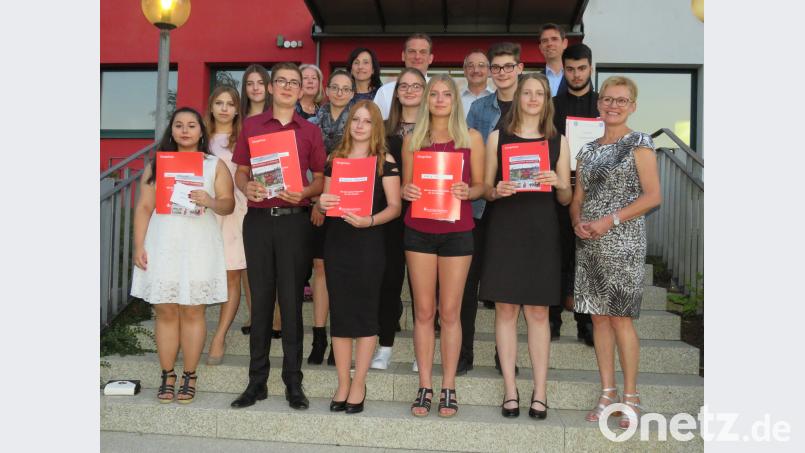 Bei der Abschlussfeier gibt es Auszeichnungen für die besten Mittelschüler. Vorne von links: Kader Karayol, Franziska Buckenleib, Michelle Seidel, Lukas Bruischütz, Jacqueline Holzer, Michelle Varnhold, Julia Schmidt, Marie Adam, Andreas Schmidt, Julia Stangl, Berdan Kayhalar und Schulleiterin Gabriele Reitinger-Maier. Hinten von links: Petra Schulenburg, Tanja Schiffmann, Ernst Schicketanz, Richard Neumann und Michael Neumann. adj