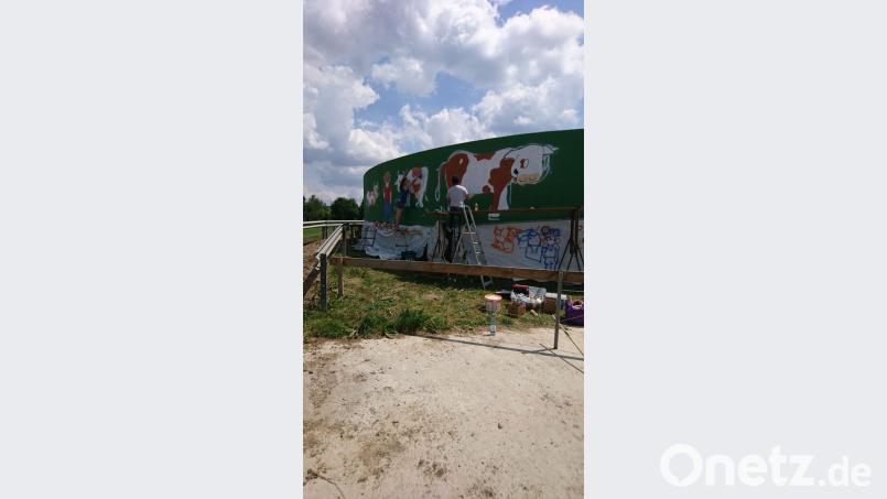 Die Schüler verwandeln die Betonwand in ein Kunstwerk. plym